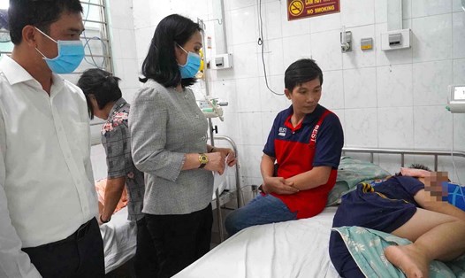 Lãnh đạo Thành ủy, UBND TP Long Khánh thăm hỏi động viên và tặng quà cho gia đình có người bị ngộ độc thực phẩm đang điều trị tại Bệnh viện Nhi đồng Đồng Nai. Ảnh: HAC
