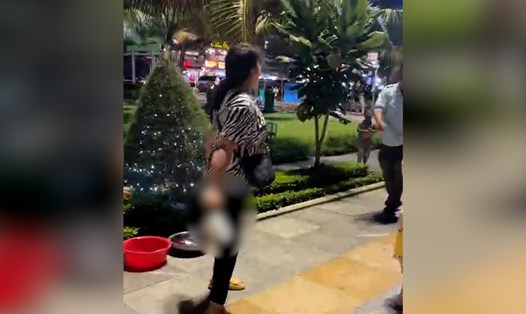 Người phụ nữ dùng dao đe dọa lực lượng trật tự đô thị tại công viên biển TP Quy Nhơn (Bình Định). Ảnh cắt từ clip