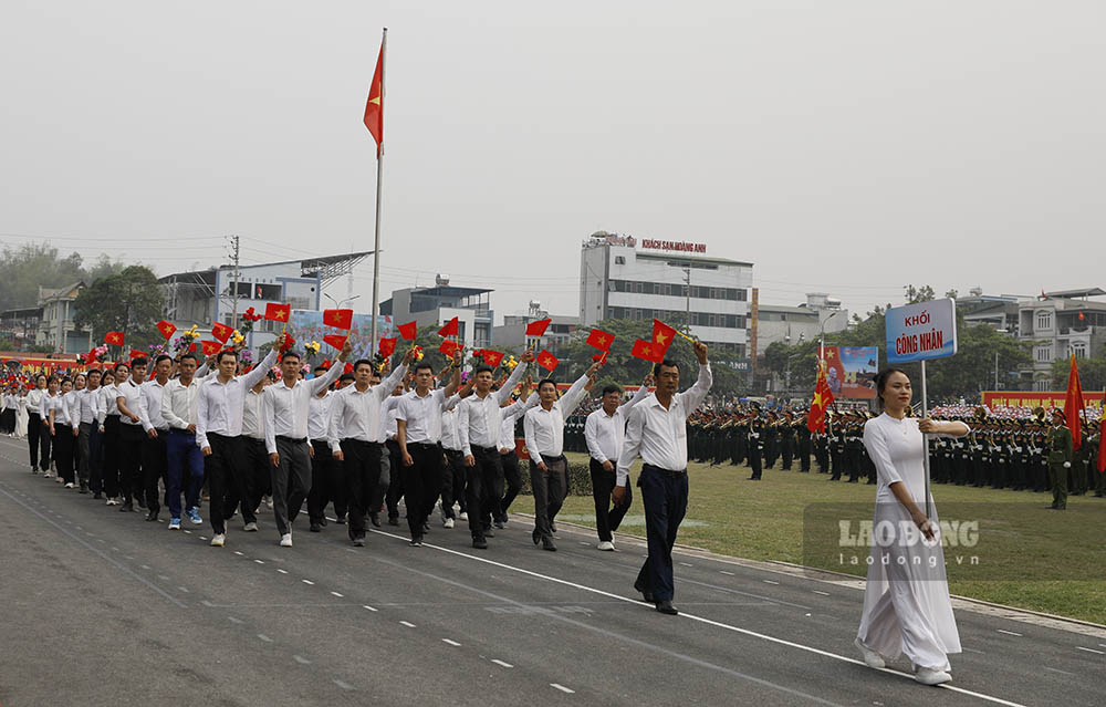 Khối công nhân tham gia diễu hành. 