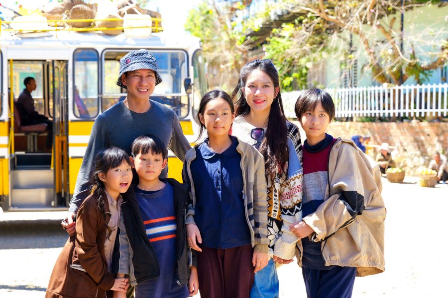 4 con của Lý Hải - Minh Hà trên phim trường “Lật mặt 7”. Ảnh: Nhà sản xuất