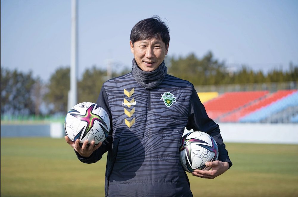 Huấn luyện viên Kim Sang-sik từng có nhiều mâu thuẫn với cổ động viên khi còn dẫn dắt đội Jeonbuk tại Hàn Quốc. Ảnh: Jeonbuk