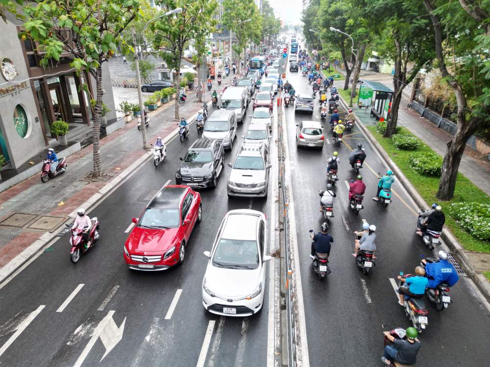 Sáng sớm ngày 20.5, nhiều nơi ở TPHCM có mây đen, sau đó mưa lớn như: TP Thủ Đức, quận Bình Thạnh, quận Gò Vấp, Quận 1... Cơn mưa lớn lúc sáng sớm khiến trời tối sầm, nhiều mây đen, mây mù gây giảm tầm nhìn.