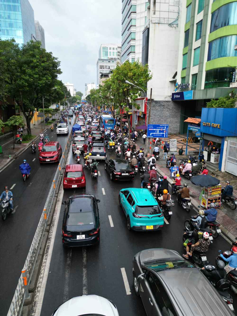 Theo Đài Khí tượng Thủy văn khu vực Nam bộ, sáng sớm nay, qua theo dõi trên ảnh mây vệ tinh, ảnh ra đa thời tiết, định vị sét cho thấy TPHCM và nhiều nơi có mây giông đang phát triển gây mưa rào kèm theo giông, sét. Mây giông có xu hướng mở rộng và gây mưa với lượng mưa phổ biến từ 10 - 30mm, có nơi trên 30mm.