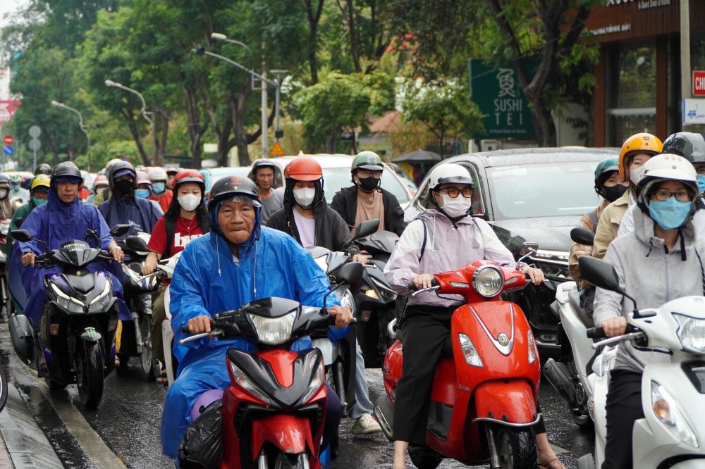 Người điều khiển xe máy phải đi trên vỉa hè để kịp đến nơi làm việc. “Sáng nay trời mưa sớm nên nguyên đoạn đường tôi di chuyển từ Gò Vấp vào trung tâm Quận 1 đều kẹt hoặc ùn ứ, di chuyển khó khăn”, anh Mai Chung Thành (quận Gò Vấp) nói. 