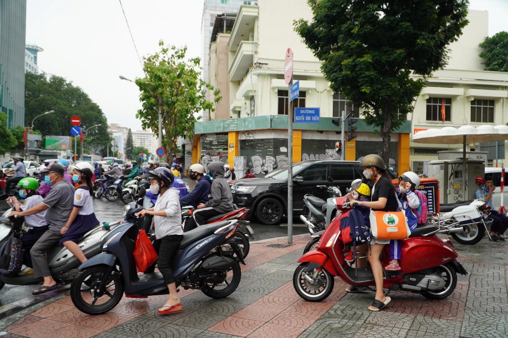 Giao lộ Nguyễn Bỉnh Khiêm – Nguyễn Thị Minh Khai (Quận 1) ùn ứ nhẹ, người dân phải di chuyển lên trên vỉa hè. 