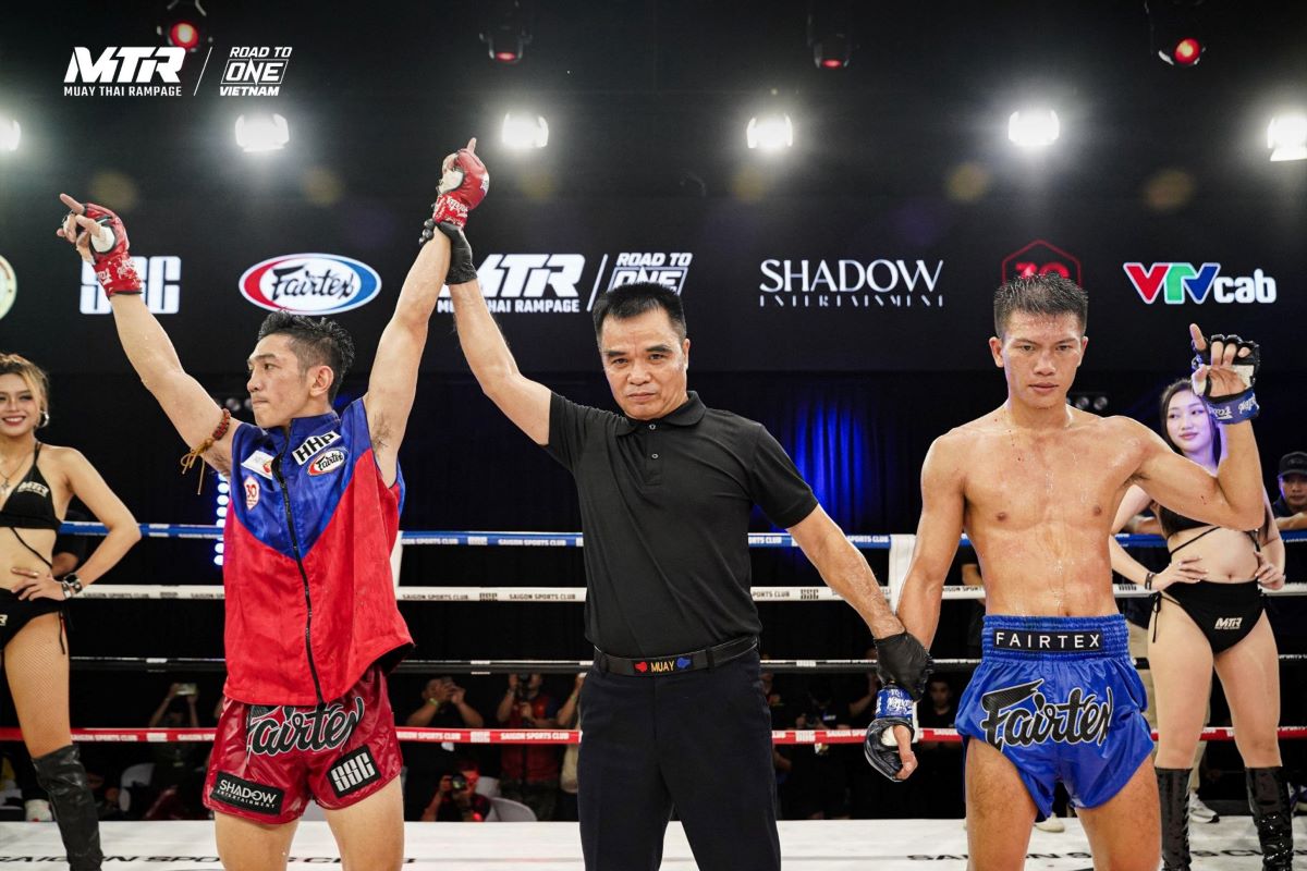 Huỳnh Hoàng Phi thắng Nguyễn Tấn An, qua đó vào bán kết Giải Muay Thai Road To ONE: Việt Nam. Ảnh: Phương Trang