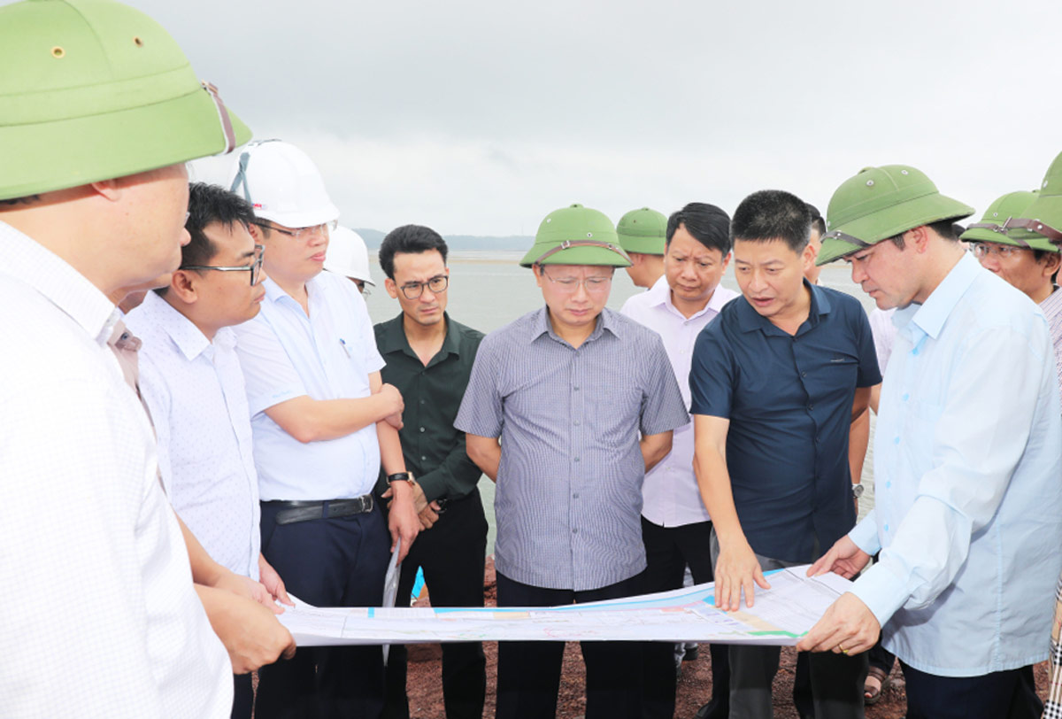 Ông Cao Tường Huy - Chủ tịch UBND tỉnh Quảng Ninh (Đội mũi cối giữa ảnh) kiểm tra tiến độ cảng Vạn Ninh. Ảnh: Cổng TTĐT Quảng Ninh