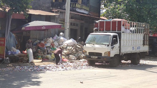 Mua bán phế liệu lấn chiếm hành lang ATGT tại Thái Nguyên. Ảnh: Minh Hạnh