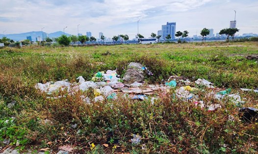 Nhiều khu đất trống tại Đà Nẵng trở thành bãi rác, nơi đổ xà bần. Ảnh: Thùy Trang
