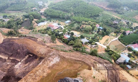 Khu dân cư nằm dưới chân bãi thải của mỏ sắt Tương Lai (xã Hóa Trung, huyện Đồng Hỷ, Thái Nguyên) với nguy cơ sạt lở mùa mưa bão.