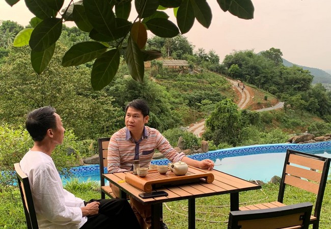 Trọng Tấn và Việt Hoàn tại khuôn viên khu nhà của Việt Hoàn. Ảnh: Facebook nhân vật