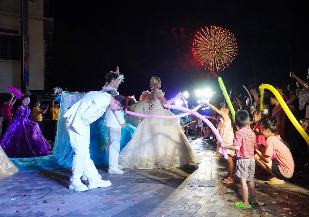 Sau 30 phút trình diễn với nhiều bất ngờ, kết show là màn pháo hoa nghệ thuật hàng đêm lung linh của Thị trấn Hoàng Hôn, khiến khán giả vỡ òa cảm xúc. Ảnh: Võ Trung