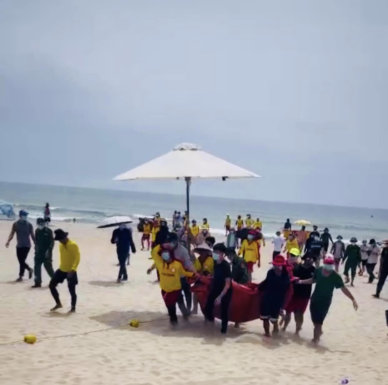 Lực lượng chức năng đã tìm thấy thi thể nam thanh niên đuối nước ở biển Đà Nẵng. Ảnh: Anh Huy