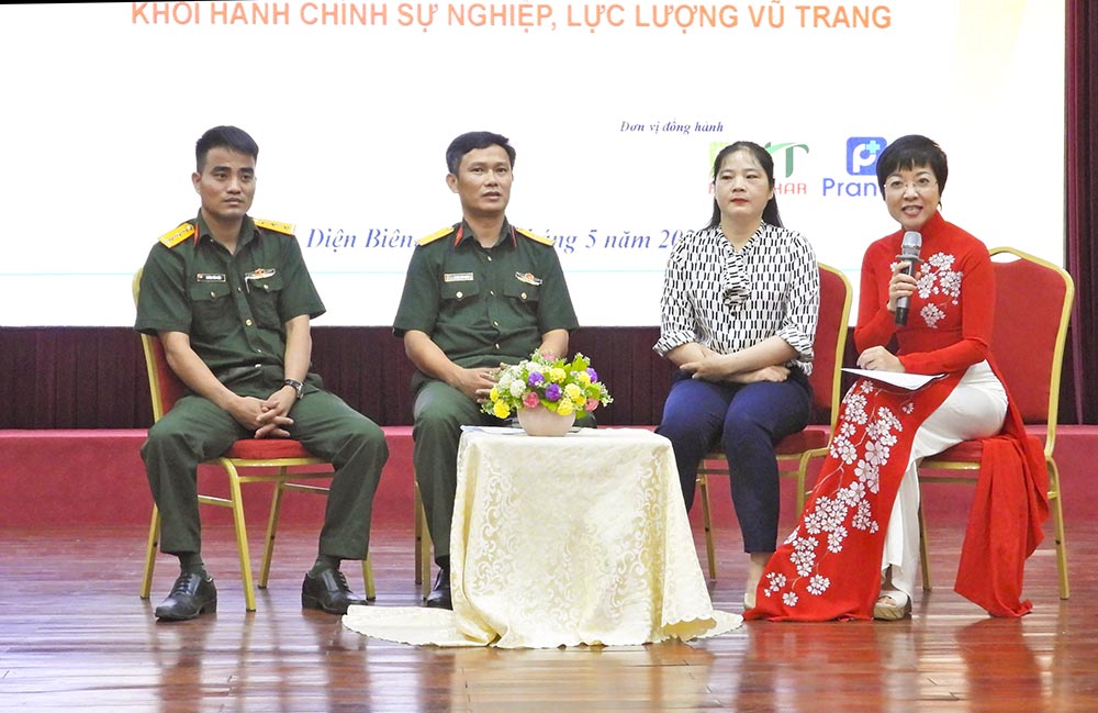 Các đại biểu lên sân khấu giao lưu, chia sẻ tại chương trình. Ảnh: Văn Thành Chương