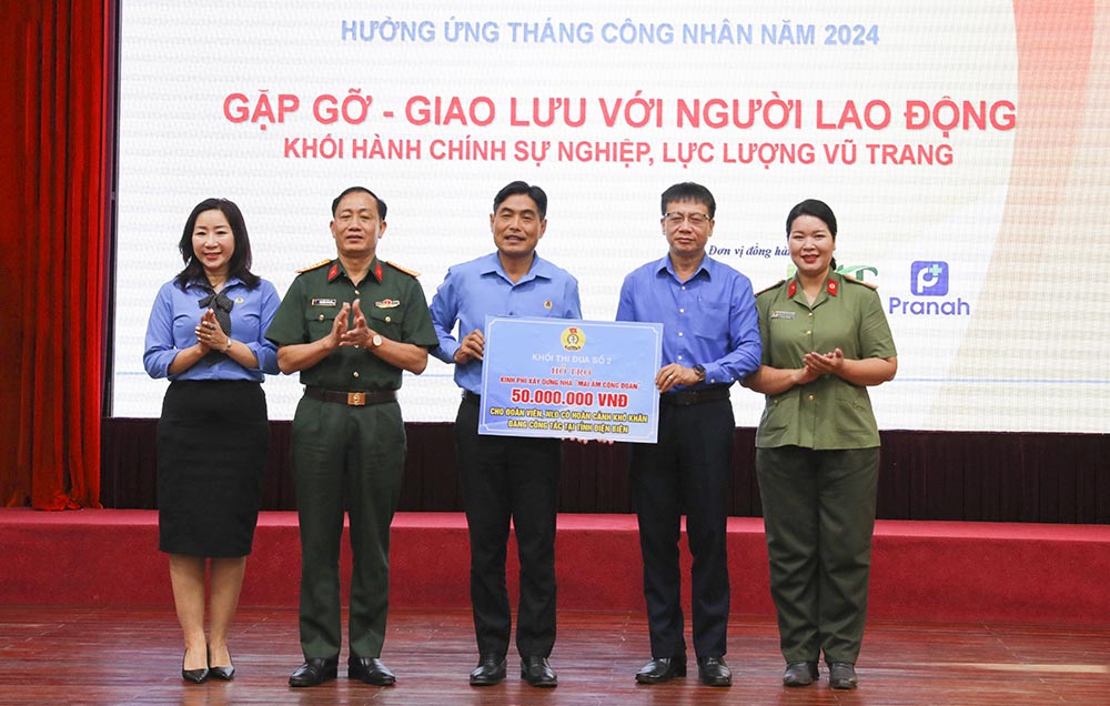 Khối thi đua số 2 trao tặng kinh phí hỗ trợ xây nhà Mái ấm Công đoàn cho đoàn viên, người lao động có hoàn cảnh khó khăn tại tỉnh Điện Biên trong Tháng Công nhân. Ảnh: Văn Thành Chương