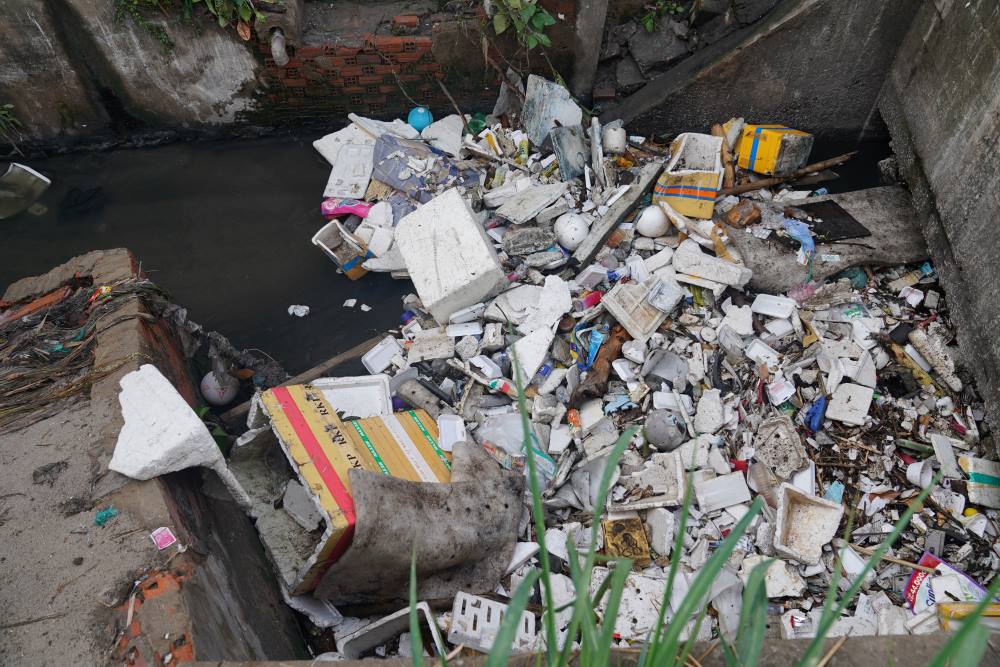 Hiện trạng của một con rạch trên đường Tô Ngọc Vân trước khi được nhóm bạn trẻ thực hiện vớt rác, lắp đặt phao chắn rác.