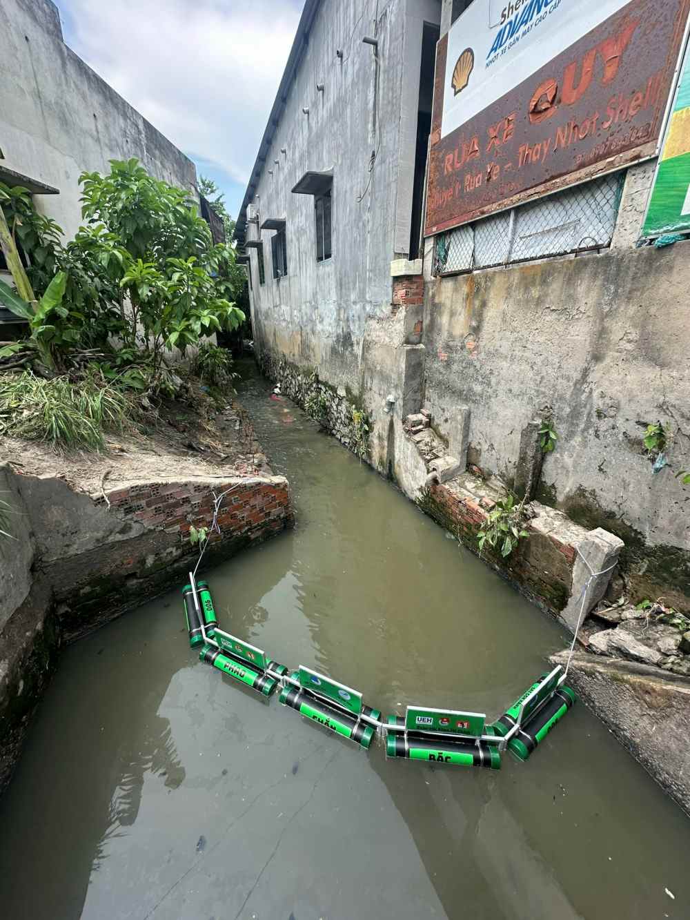 Phần phao chắn rác sau khi hoàn thiện lắp đặt tại con kênh trên đường Tô Ngọc Vân.
