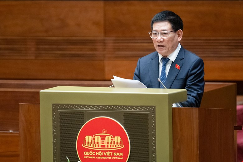 Bộ trưởng Bộ Tài chính Hồ Đức Phớc báo cáo về công tác thực hành tiết kiệm, chống lãng phí năm 2023. Ảnh: Quốc hội