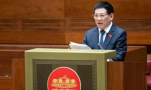 Bộ trưởng Bộ Tài chính Hồ Đức Phớc báo cáo về công tác thực hành tiết kiệm, chống lãng phí năm 2023. Ảnh: Quốc hội