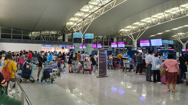 Không ít chủ doanh nghiệp khi ra đến sân bay mới biết bị tạm hoãn xuất cảnh do nợ thuế. Ảnh: LĐO