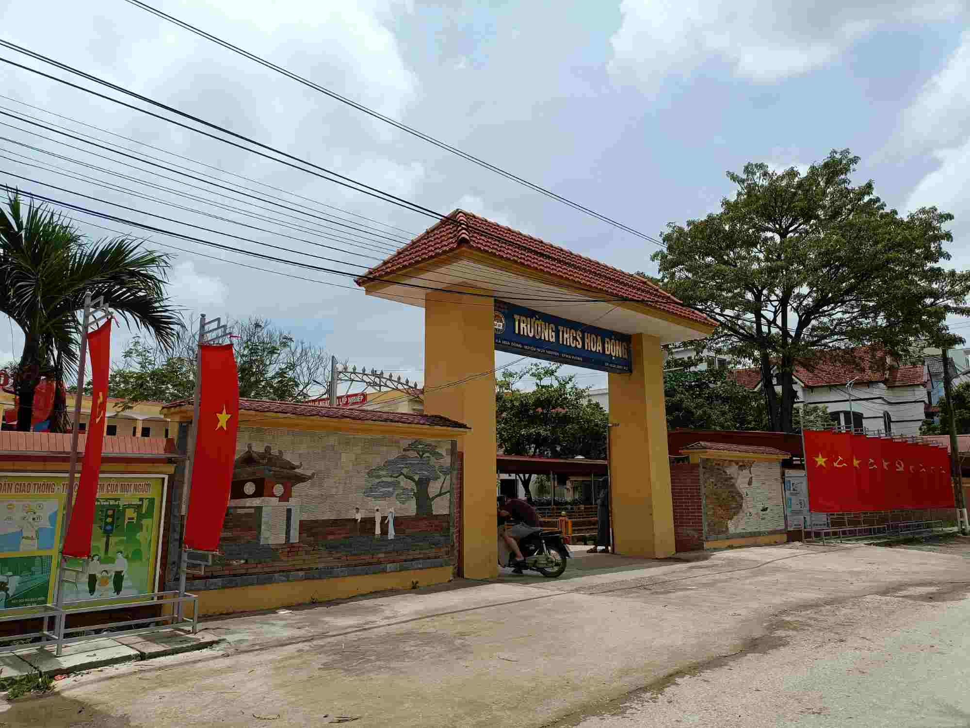 Trường THCS Hoa Động đang xác minh vụ việc nhân viên bảo vệ ngăn học sinh vượt tường dẫn đến bị thương. Ảnh: Hoàng Khôi