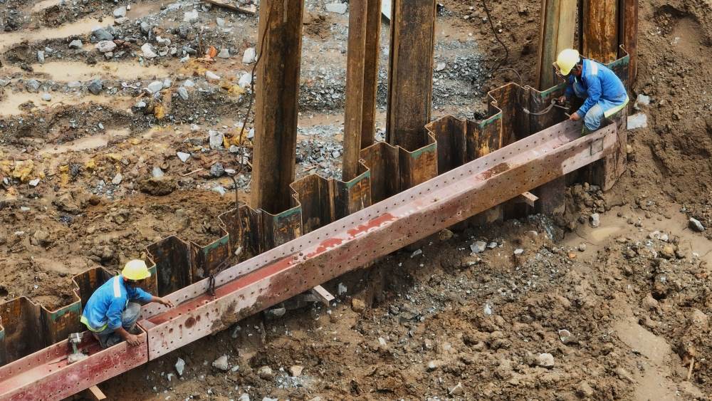   Ghi nhận của phóng viên, hiện công trường dự án xây dựng hầm chui Nguyễn Văn Linh - Nguyễn Hữu Thọ đang đẩy nhanh tiến độ, huy động hàng trăm cán bộ chỉ huy, kỹ thuật, công nhân và máy móc, thiết bị.