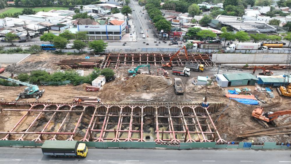  Sau hơn 3 tháng tạm đóng nút giao Nguyễn Văn Linh - Nguyễn Hữu Thọ (Quận 7), để xây dựng các đốt hầm kín của hầm chui thì đến nay 2 đốt hầm kín dài 98m đã dần hình thành.