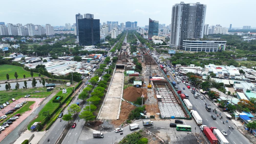 Trước đó, khu vực thi công nút giao này bị rào chắn toàn bộ, tạm đóng lại để thi công các đốt hầm kín, các phương tiện được phân luồng lưu thông sang các tuyến xung quanh. Điều này khiến tình trạng kẹt xe nghiêm trọng hơn xảy ra ở một số đoạn trên đường Nguyễn Văn Linh. Từ mặt đường đến vỉa hè đường Nguyễn Văn Linh, xe cộ thường xuyên chạy hỗn loạn.   Đại diện chủ đầu tư cũng cho biết việc đóng rào trong 240 ngày là bắt buộc để đẩy nhanh việc hoàn tất công trình.