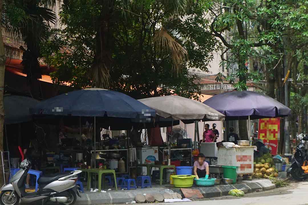 Hàng ăn bên dưới các toà nhà gây mất mĩ quan đô thị tại khu vực. Ảnh: Nhật Minh