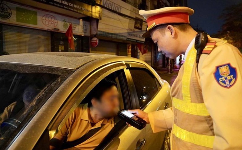 Cảnh sát giao thông Hà Nội kiểm tra, xử lý vi phạm nồng độ cồn. Ảnh: Hữu Chánh