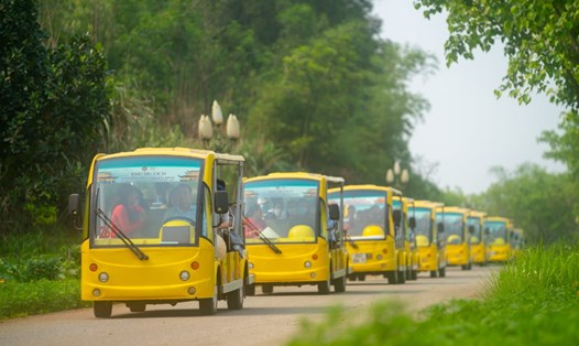 Hiện, trên địa bàn tỉnh Ninh Bình có khoảng gần 700 xe ôtô điện đang hoạt động tại các khu, điểm du lịch và các sân golf. Ảnh: Nguyễn Trường