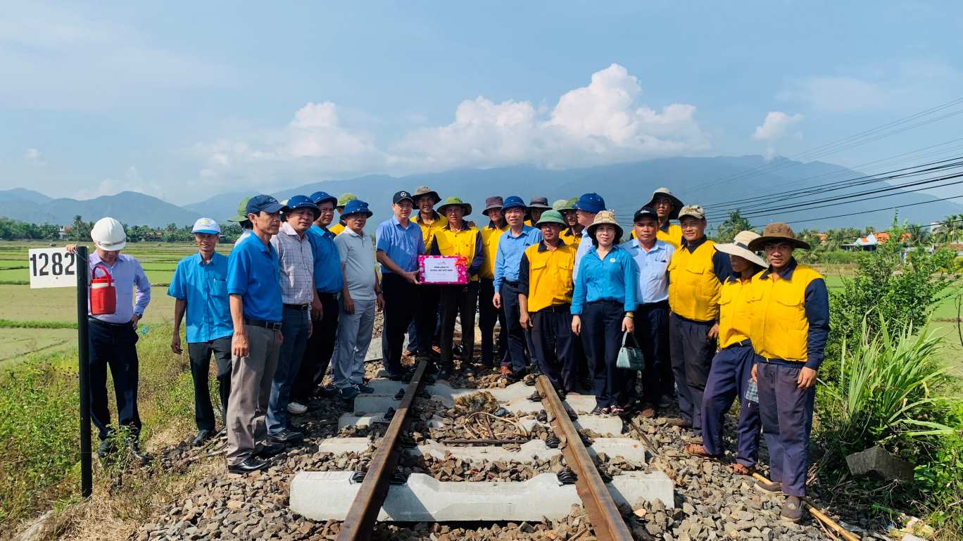 Những phần quà thiết thực đến với công nhân đường sắt tuyến Tuy Hòa - Nha Trang trong tháng Công nhân. Ảnh: C.Kiên