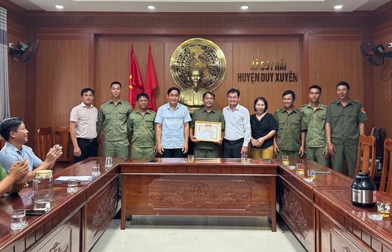 Lãnh đạo xã Duy Hải tặng giấy khen đột xuất cho hành động dũng cảm cứu người của tập thể Đội Dân phòng thôn Tây Sơn Đông. Ảnh Công an cung cấp