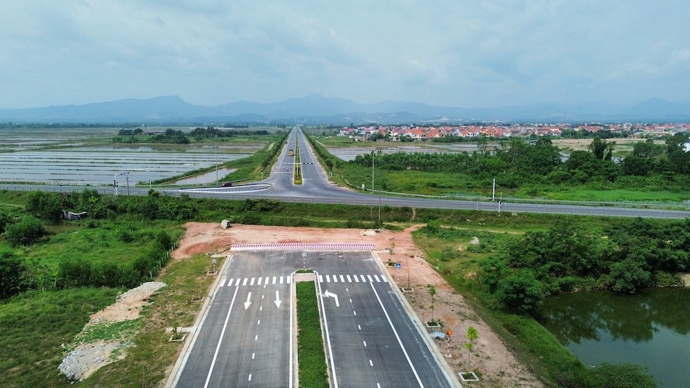 Tuyến đường Điện Biên Phủ từ cầu Nhật Lệ 2 (TP Đồng Hới, tỉnh Quảng Bình) đến đường tránh Quốc lộ 1 đoạn qua thành phố, được xây dựng gần một năm qua với quy mô 4 làn đường, nhưng nơi giao nhau với đường tránh hiện tại vẫn chưa được đấu nối do vướng dự án BOT. Việc không đấu nối được với Quốc lộ khiến phương tiện lưu thông trên tuyến đường này rất ít. Ảnh: Công Sáng