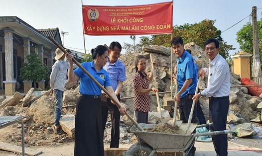 Đoàn viên, người lao động tỉnh Thừa Thiên - Huế được hỗ trợ nhà Mái ấm Công đoàn. Ảnh: Phúc Đạt