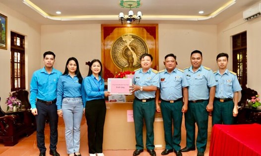 Công đoàn Dầu khí Việt Nam tặng nhiều vật dụng thiết yếu tới các điểm đến và các trạm rada ở huyện đảo Trường Sa. Ảnh: Mai Hương