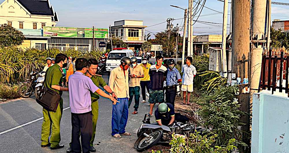 Công an khám nghiệm hiện trường. Ảnh: Duy Tuấn 