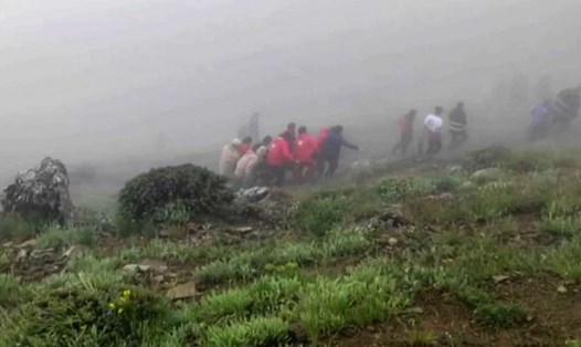 Lực lượng cứu hộ chuyển thi thể nạn nhân tại hiện trường vụ rơi trực thăng chở Tổng thống Iran và đoàn tháp tùng ở tỉnh Đông Azerbaijan, ngày 20.5.2024. Ảnh: Trăng Lưỡi liềm Đỏ Iran