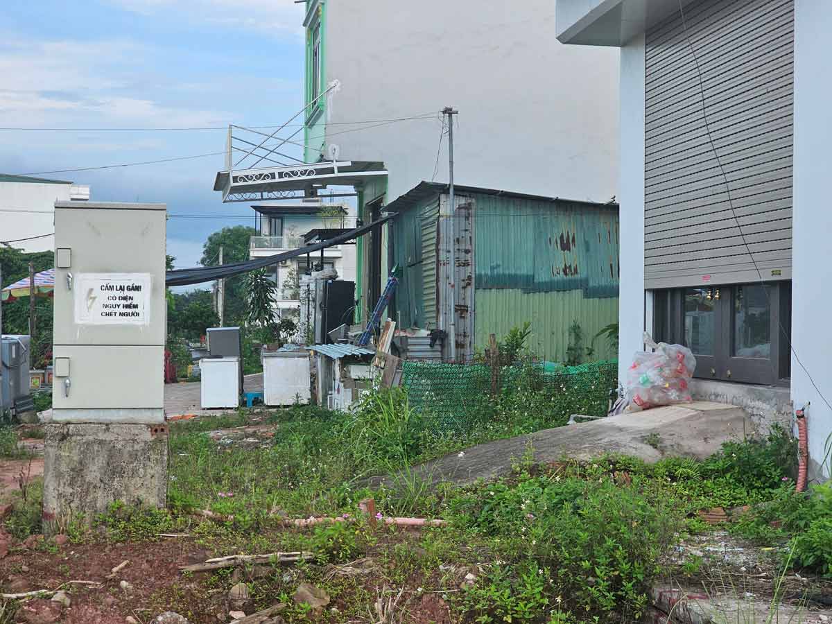 Mặt tiền chưa có đường, chưa có vỉa hè của dãy nhà mặt đường tại Khu tái định cư Hải Hòa, TP Móng Cái. Ảnh: Đoàn Hưng