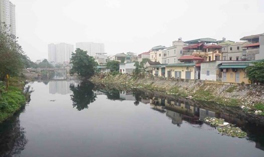 Sông Nhuệ đang trong tình trạng ô nhiễm. Ảnh: Nhật Minh