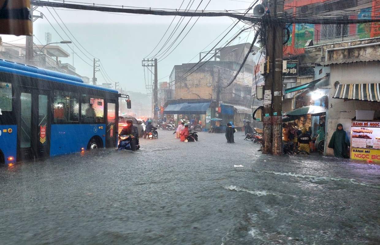 Nước ngập mênh mông tại khu vực đường Tô Ngọc Vân giao Đặng Thị Rành.  Ảnh: Minh Quân