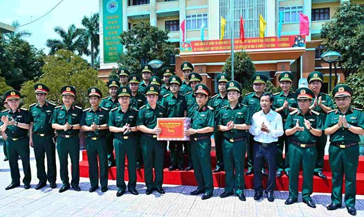 Đại tướng Phan Văn Giang tặng quà cho đại diện Bộ Chỉ huy BĐBP Thừa Thiên Huế. Ảnh: Ngọc Bình.