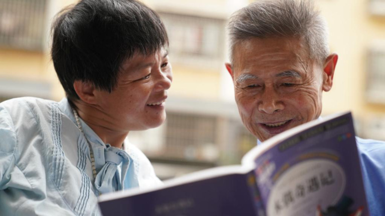 Học phí gia tăng khiến nhiều gia đình phải nhờ đến sự hỗ trợ tài chính của ông bà. Ảnh: Xinhua