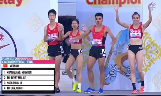 Đội tuyển điền kinh Việt Nam giành huy chương đồng ở nội dung 4x400m hỗn hợp nam nữ. Ảnh cắt từ video

