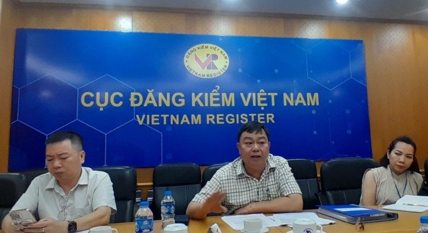 Ông Nguyễn Tô An, Cục phó Cục Đăng kiểm Việt Nam chia sẻ với phóng viên. Ảnh: Hiếu Anh