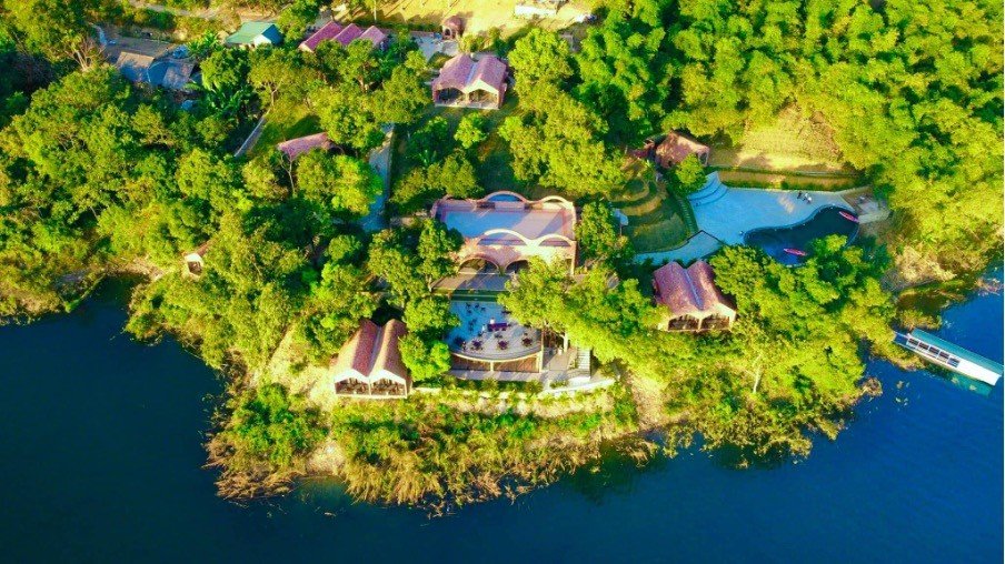 Khu nghỉ dưỡng nằm ẩn mình trong một bản làng xinh xắn bên hồ Hòa Bình. Ảnh: Đơn vị cung cấp.