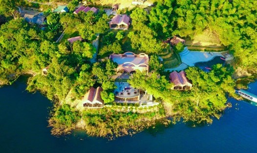 Khu nghỉ dưỡng nằm ẩn mình trong một bản làng xinh xắn bên hồ Hòa Bình. Ảnh: Đơn vị cung cấp.