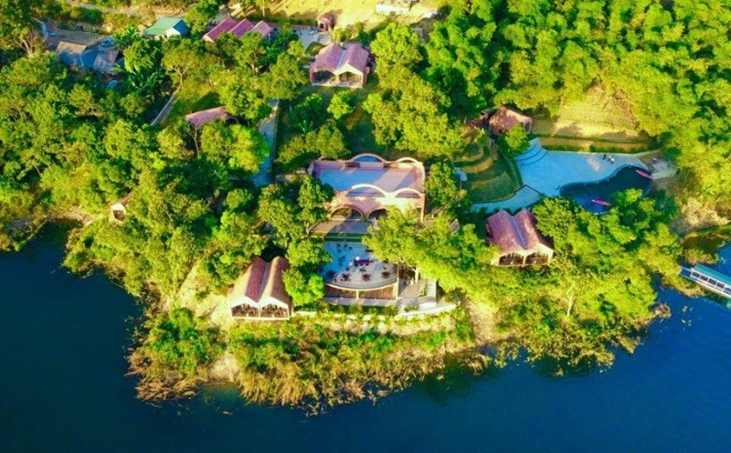 Khu nghỉ dưỡng nằm ẩn mình trong một bản làng xinh xắn bên hồ Hòa Bình. Ảnh: Đơn vị cung cấp.