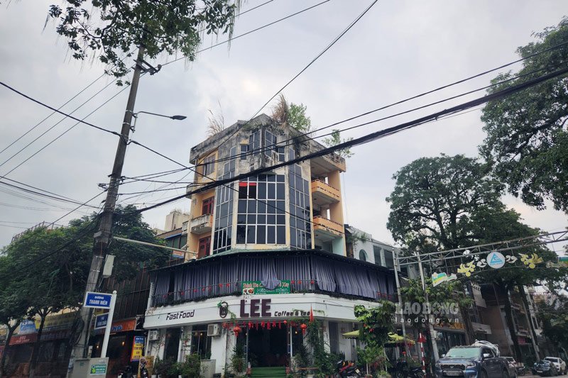 Tại khu vực ngã tư đường Đăng Châu và Thanh Niên giao nhau, trụ sở Sở GTVT cũ bỏ không đã lâu, tầng 1 đang được sử dụng làm mặt bằng kinh doanh tiệm cafe.