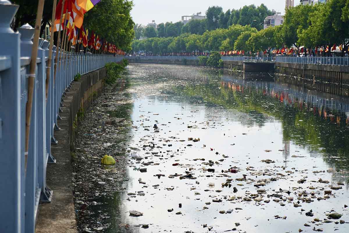 Rác thải nổi đầy bên bờ kênh Nhiêu Lộc - Thị Nghè. Ảnh: Như Quỳnh